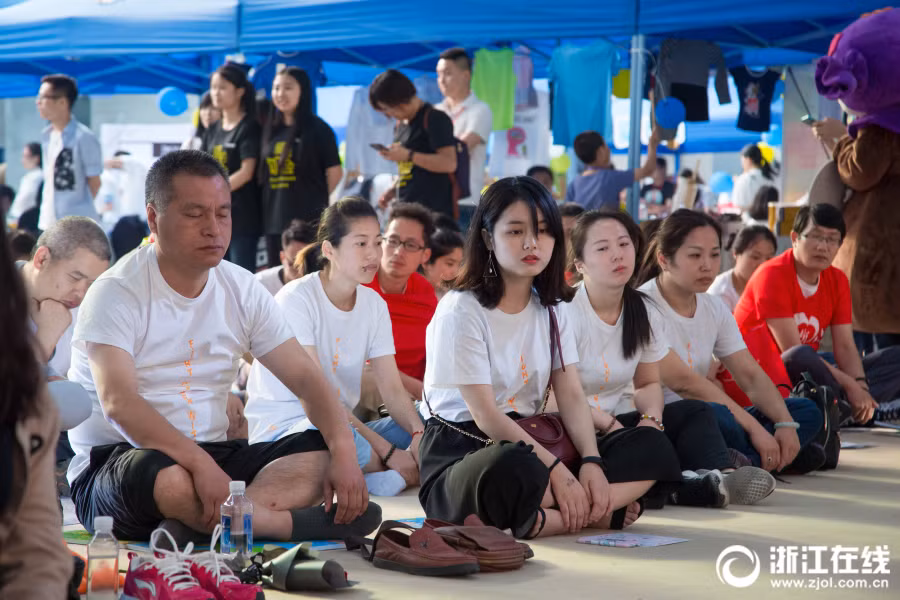 Tất cả phải ở trong trạng thái tĩnh tuyệt đối. Có nhân viên y tế và các tình nguyện viên túc trực để kịp thời xử lý những tình huống ngoài ý muốn. (Nguồn Sina)