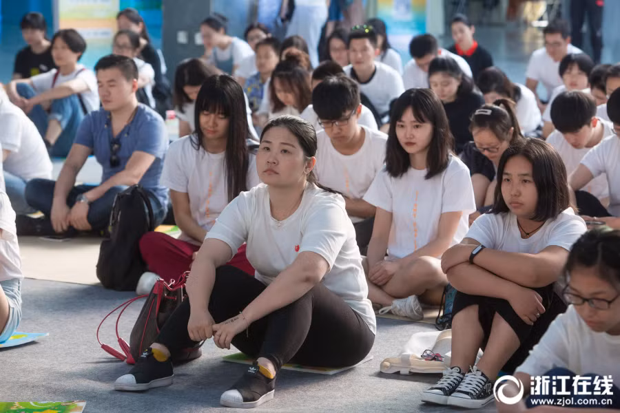 Tuy nhiên, các thí sinh có thể uống nước để giải khát và bổ sung thể lực. (Nguồn Sina)