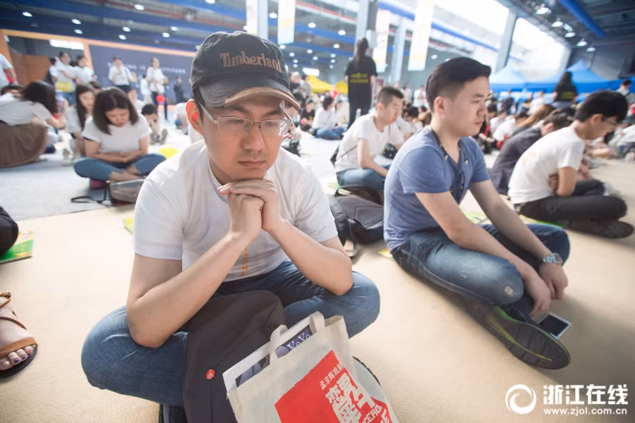 Ngoài dự đoán của ban tổ chức, số lượng người tham gia rất đông, có tới vài trăm người, ngồi kín cả trung tâm thiết kế, khiến cảnh tượng nơi đây có phần kỳ quặc. (Nguồn Sina)
