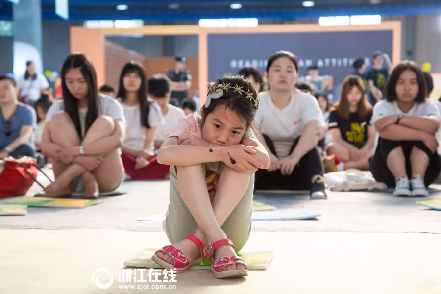 Mới đây, một cuộc thi kỳ lạ đã được tổ chức tại Trung tâm Thiết kế Hàng Châu, Trung Quốc, trong đó người tham dự cuộc thi sẽ không phải làm bất cứ việc gì, chỉ phải ngồi ngây người, để đầu óc được thả lỏng hoàn toàn. (Nguồn Sina)