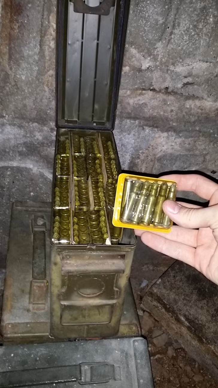 Có rất nhiều loại đạn khác nhau được tìm thấy trong căn phòng bí mật. Chúng được chứa trong những chiếc hộp chuyên dùng trong quân đội. (Nguồn Mop)
