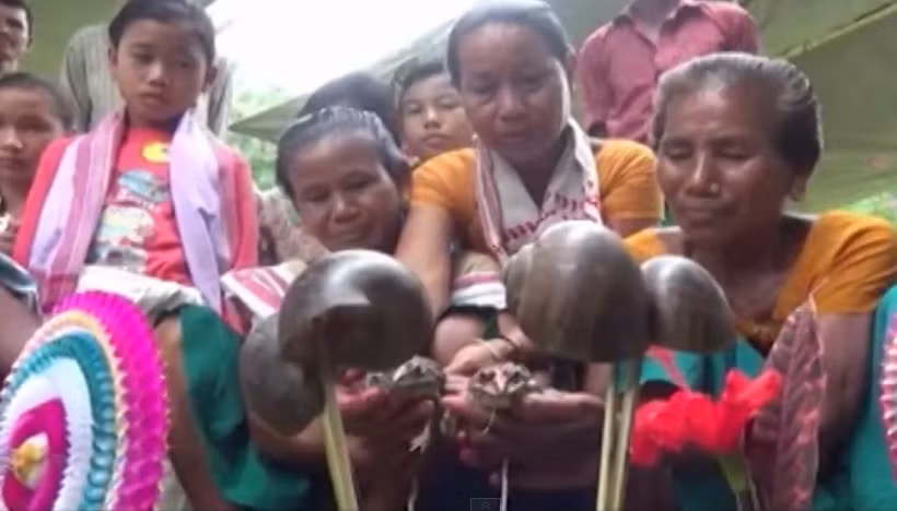 "Chúng tôi thả cặp ếch mới cưới đi, để chúng có thể tự do sống cuộc sống của chính mình và truyền tải thông điệp khẩn thiết của chúng tôi đến các vị thần. Chúng tôi chắc chắn rằng, hai con ếch đến từ hai làng khác nhau. Việc phải làm bây giờ là chờ đợi thần Mưa chấp nhận lời cầu xin của chúng tôi", một người dân trong làng nói. (Nguồn Rumble)