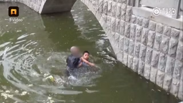 Cuối cùng, cảnh sát địa phương phát hiện ra chàng trai và thực hiện giải cứu, lôi anh ta vào bờ. (Nguồn Shanghaiist)