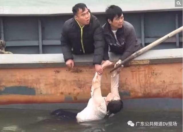 Lý do cũng bởi vì quá béo, không có chiếc phao nào vừa với vòng eo của cô. (Nguồn Shanghaiist)