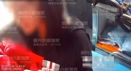 Chuyện lạ hôm nay: "Sốc" bé gái 15 tuổi đi vệ sinh đẻ con trong bụi - Hình 2 Chuyen la hom nay: "Soc" be gai 15 tuoi di ve sinh de con trong bui-Hinh-2