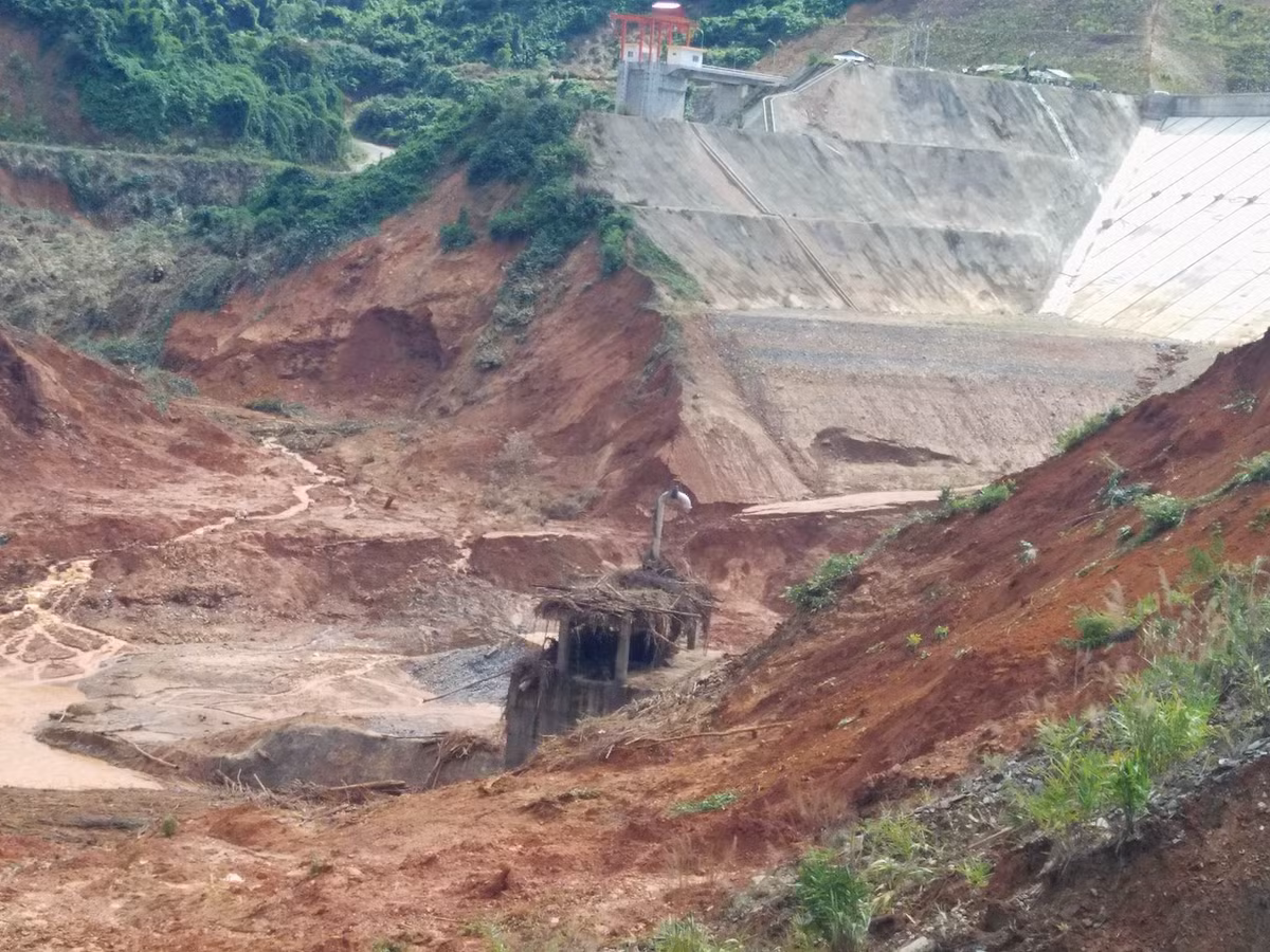 Về tài sản, đã có 2 ô tô loại 7 chỗ, 2 máy đào, 1 máy cẩu 25 tấn, khoảng 5 chiếc xe tải bị ngập trong nước, nhiều thiết bị thi công khác hư hỏng. Nước tràn cũng làm ngập lụt một số đường giao thông tại thôn Pà Ooi, cuốn trôi 2 nhà dân và 1 nhà khác bị đổ nghiêng.