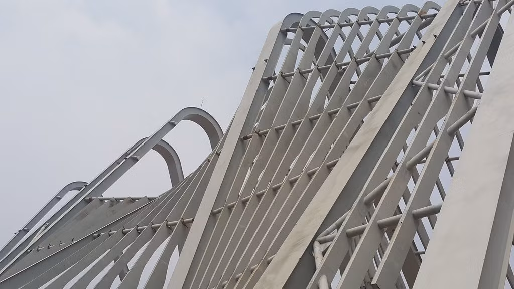 Ngày 22/9, ghi nhận của PV Kiến Thức, công trình cổng tỉnh đang gấp rút hoàn thiện.