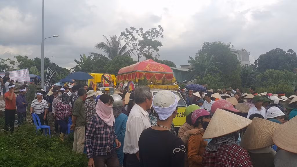 Vào chiều 25/9, hàng nghìn người xếp thành hàng dài đi theo 4 xe tang lễ các nạn nhân trong vụ thảm sát tại Quảng Ninh.