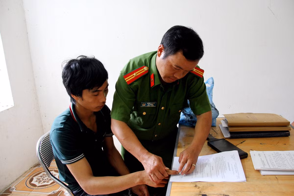Ngay khi xảy ra vụ án mạng, được sự chỉ đạo sát sao của Lãnh đạo Bộ Công an, Giám đốc Công an tỉnh Lào Cai đã phân công Đại tá Hoàng Mạnh Hùng - Phó Giám đốc Công an tỉnh trực tiếp cùng với cán bộ chiến sĩ các đơn vị phòng PC45, Công an huyện Bát Xát, phòng PC44, phòng PK20, phòng PC54 và Công an xã Trịnh Tường, huyện Bát Xát bám sát địa bàn truy bắt đối tượng.