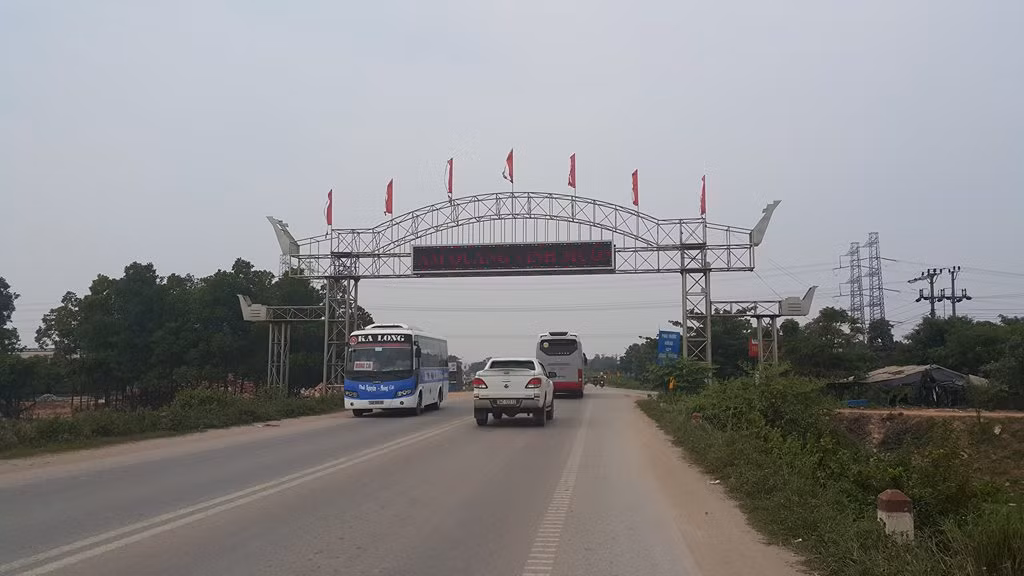 Cách vị trí cổng chào tỉnh Quảng Ninh không xa là cổng chào của thị xã Chí Linh (tỉnh Hải Dương).