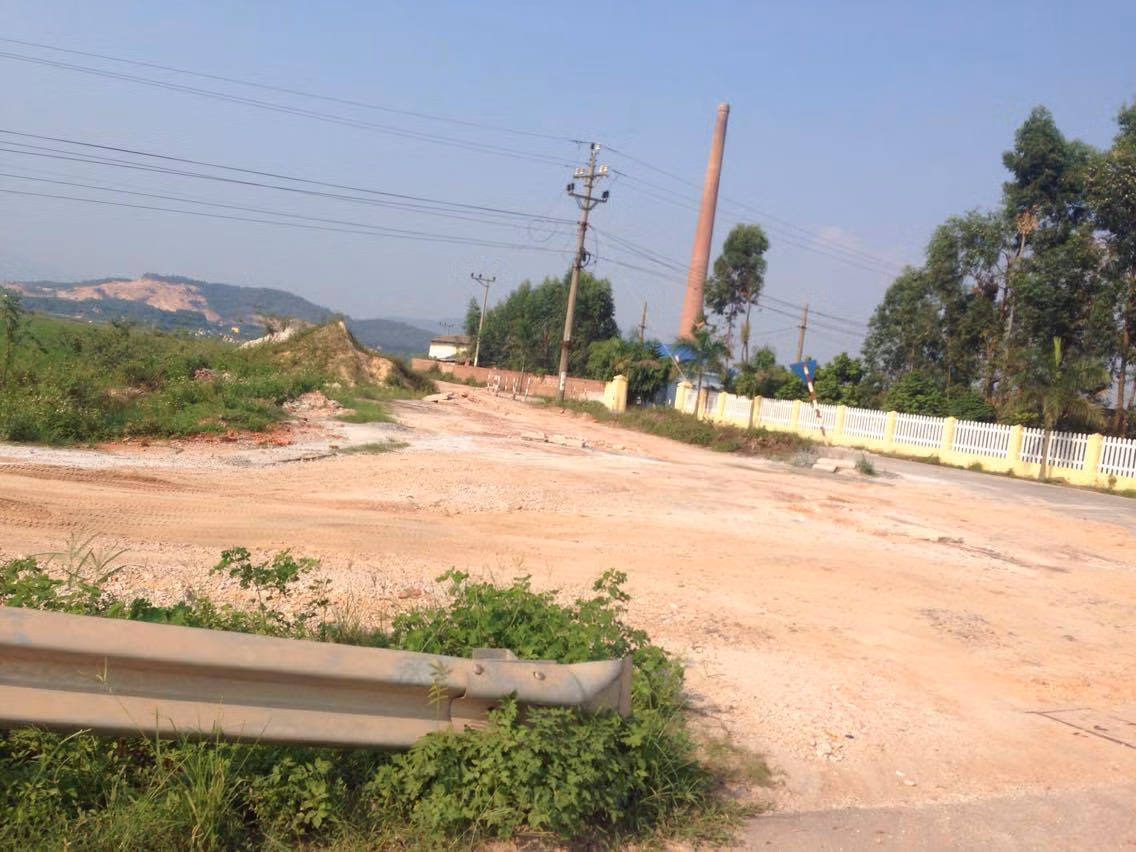 Con đường mà công ty Đại Phong thu phí trước là bờ mương. Sau đó, công ty Đại Phong xin mở đường để phục vụ cho việc khai thác, vận chuyển đất từ đồi Ông Sao. UBND phường Hoàng Tân có chủ trương mở đường nội đồng để phục vụ người dân canh tác nông nghiệp và để công ty Đại Phong lưu thông khi công ty này hỗ trợ làm đường.