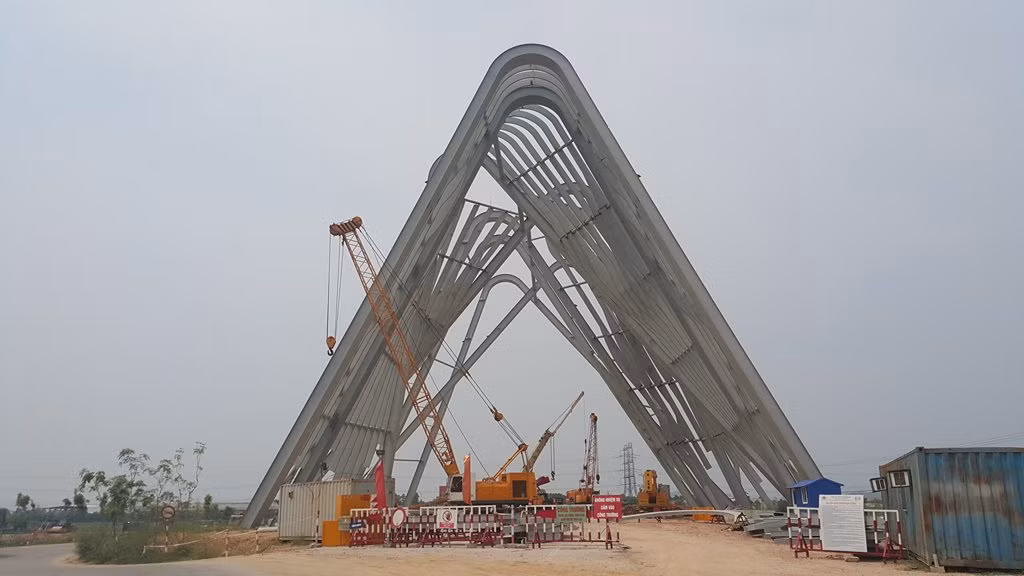  Cổng chào tỉnh Quảng Ninh nằm trong cụm công trình điểm dừng chân được đầu tư xây dựng trên diện tích gần 140 ha trên khu vực QL18 tiếp giáp tỉnh Hải Dương tại thôn Tân Thành (xã Bình Dương, thị xã Đông Triều, tỉnh Quảng Ninh) được khởi công xây dựng từ ngày 28/2/2016 và trụ chính đầu tiên được lắp ráp ngày 5/5/2016.