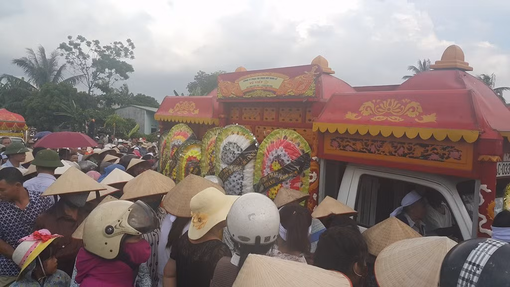 Chị Nguyễn Thị Hà (người dân TP Uông Bí, tỉnh Quảng Ninh) cho biết: “Những thông tin về vụ án mạng đã ám ảnh tôi bởi các nạn nhân đều là người già và 3 trẻ nhỏ. Họ không may mắn bị kẻ ác nhân sát hại thương tâm nên người dân chúng tôi bảo nhau đến đưa tiễn các nạn nhân về nơi an nghỉ".