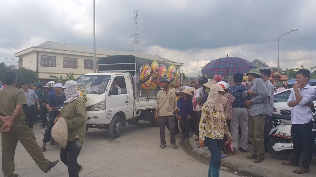 Đoàn tang lễ đi đến đâu nhiều người dân đứng ven đường lại hòa vào khiến dòng người ngày càng dài hơn.