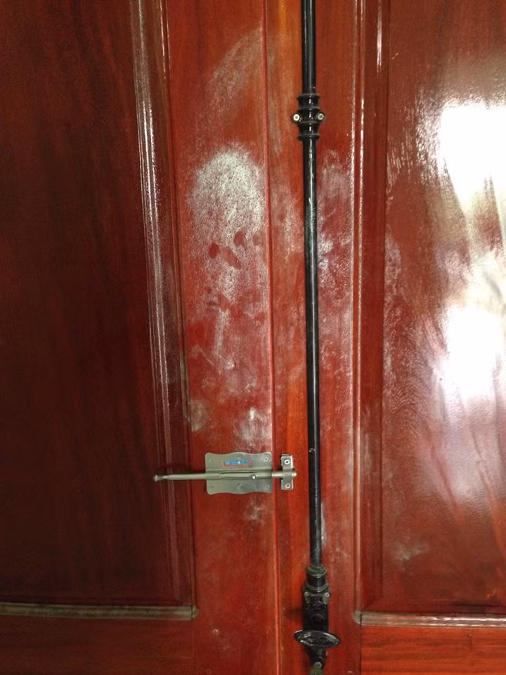 Một người thân nạn nhân kể lại: “Vào sáng ngày hôm qua, Thanh có gọi điện cho tôi, khi đó Thanh khóc nhiều lắm không nói được câu nào. Biết có việc chẳng lành nên tôi xuống nhà cháu thì thấy những cảnh tượng đau lòng trên...