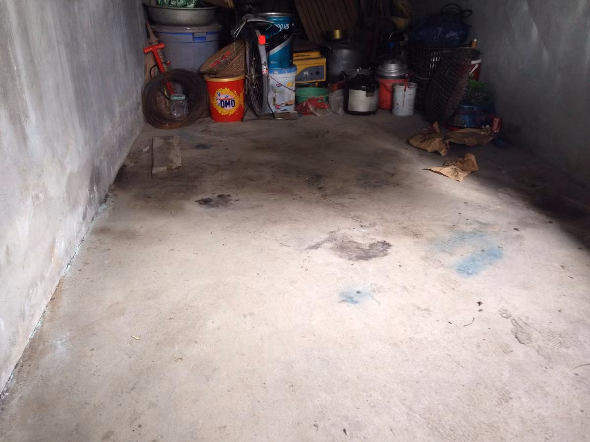 Căn bếp vốn là nơi ấm áp bỗng trở lên lạnh lẽo khi thi thể bà Nguyễn Thị Hát (SN 1955, là mẹ đẻ chị Thanh) đang ôm hai đứa cháu là Phạm Thu Hà (SN 2008, con gái chị Thanh) và cháu Vũ Khánh Huyền (SN 2013, cháu ruột) được phát hiện tử vong tại đây.