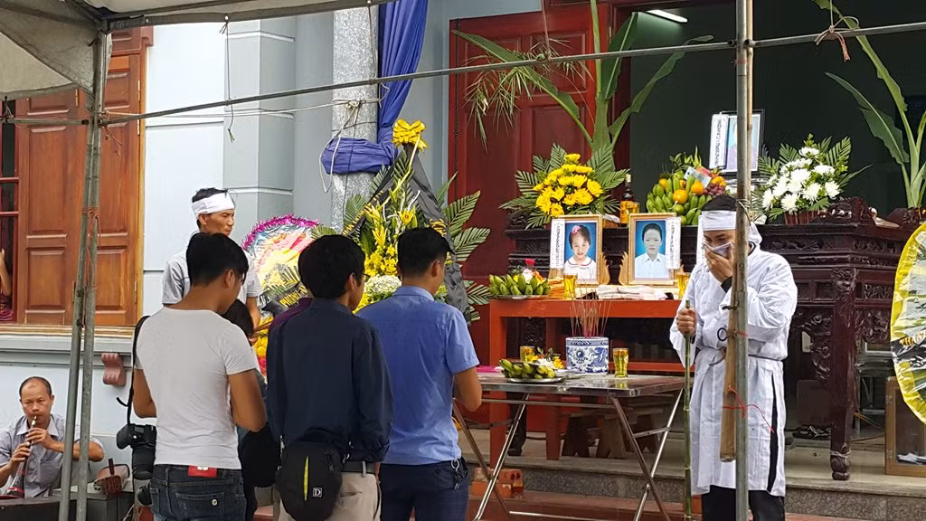 Sáng ngày 25/9, công tác khám nghiệm hiện trường, khám nghiệm tử thi của các cơ quan điều tra vụ thảm sát 4 bà cháu tại Quảng Ninh đã hoàn tất. PV Kiến Thức đã tiếp cận hiện trường và ghi nhận lại những hình ảnh đầy ám ảnh.