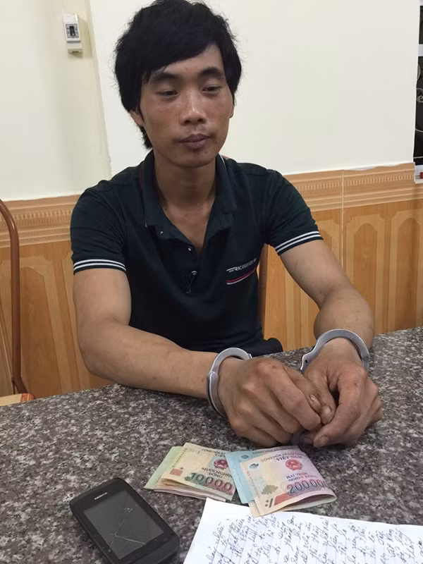 Nghi can Tẩn Láo Lở tại cơ quan điều tra.