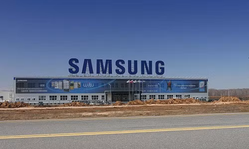 Trước đó, Samsung Thái Nguyên đã xảy ra nhiều vụ việc khiến dư luận đặc biệt quan tâm. Như vụ việc Khống chế bảo vệ, cướp tài sản mà báo CAND đưa tin, ngày 5/9/2015, công an Thái Nguyên đã ra quyết định khởi tố vụ án, khởi tố bị can và bắt tạm giam 3 đối tượng về hành vi cướp tài sản tại Công ty cổ phần xây lắp EPC Việt Nam, đơn vị đang thi công xây dựng nhà máy Samsung, thuộc thị xã Phổ Yên (Thái Nguyên). Trước đó, khoảng 1h ngày 26/8, các đối tượng (thuộc thị xã Phổ Yên) đã đột nhập vào công trường nhà máy Samsung, bịt mặt, dùng kiếm khống chế hai bảo vệ, lấy đi hai điện thoại di động.