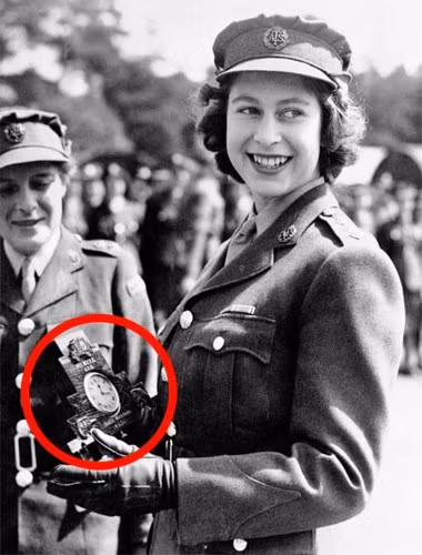 Nữ hoàng Elizabeth II từng phục vụ trong quân đội, năm 1945. Trong Thế chiến II, Nữ hoàng tương lai của nước Anh từng làm lái xe cứu thương. Trong ảnh, công chúa Elizabeth giữ một đồng hồ trong tay - món quà của các đồng nghiệp