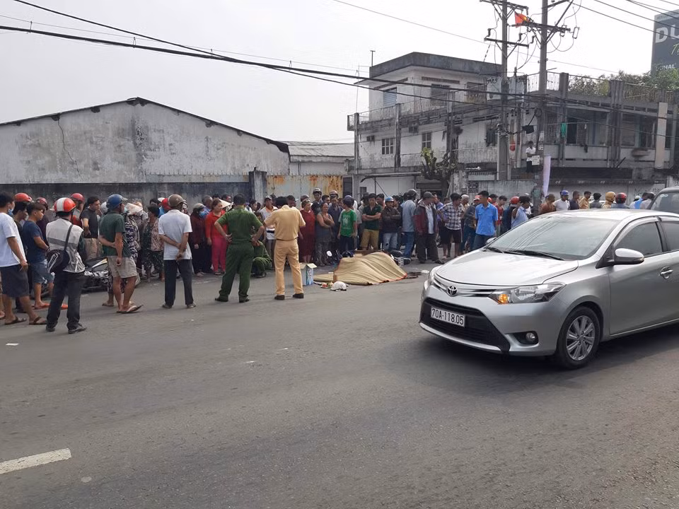 Va chạm với xe buýt, người phụ nữ tử vong ở TP.HCM Va cham voi xe buyt, nguoi phu nu tu vong o TP.HCM