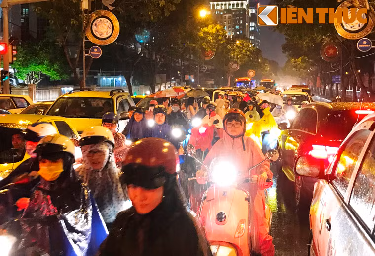 Tình trạng không tuân thủ đèn tín hiệu cũng diễn ra ngay tại nút giao giữa 3 trục đường Tôn Đức Thắng - Đinh Tiên Hoàng - Lê Duẩn khiến giao thông kẹt cứng.
