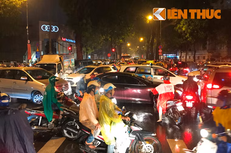 Hàng loạt tuyến đường như Tôn Đức Thắng, Đinh Tiên Hoàng, Lê Duẩn, Nguyễn Thị Minh Khai, Hai Bà Trưng... quận 1 bị ùn tắc hết sức nghiêm trọng.