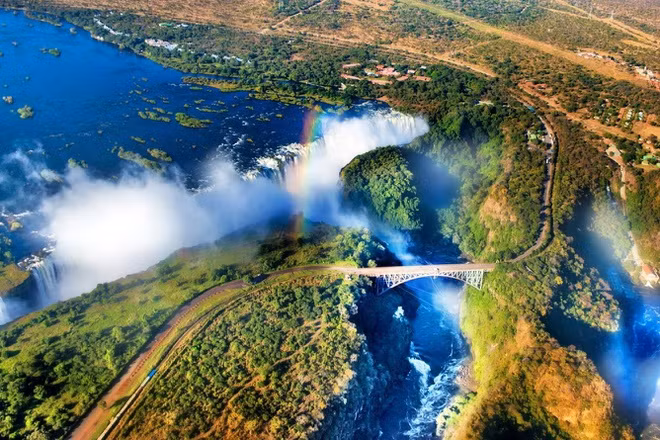Châu Phi có diện tích hơn 30 triệu km2. Theo World Atlas, đây là châu lục có diện tích tự nhiên xếp thứ ba trên Trái Đất, sau châu Á và châu Mỹ. Châu Phi lớn hơn châu Âu và châu Đại Dương. Với hơn 1,2 tỷ dân sinh sống, châu Phi là lục địa đông dân số thứ hai, chỉ xếp sau châu Á.