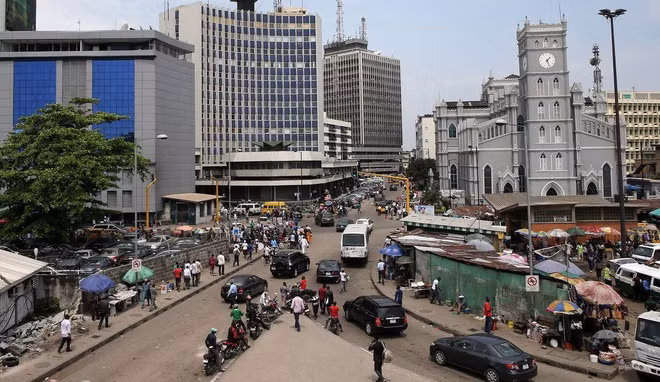 Với dân số hơn 198 triệu người, Nigeria hiện là quốc gia có dân số đông nhất khu vực châu Phi. Nigeria đồng thời cũng là một trong 10 quốc gia có dân số đông nhất trên thế giới.