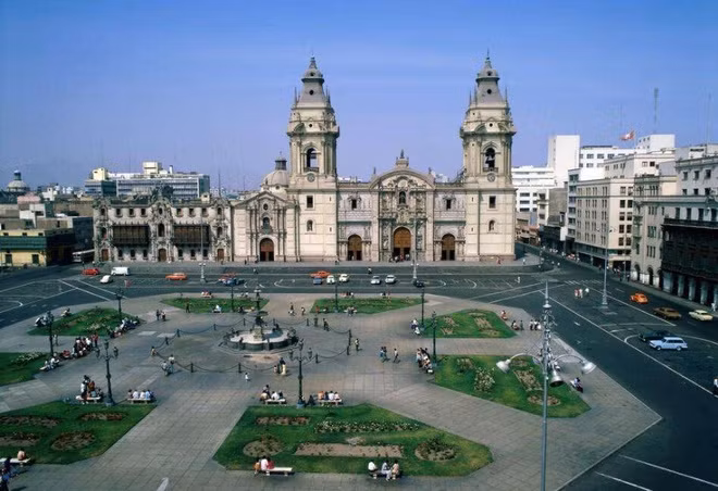  Lima của Peru là một thành phố kỳ lạ. Tại thành phố này, suốt 600 năm gần như không có mưa (lượng mưa chỉ từ 10-50 mm). Để có nước sinh sống, người dân khai thác nguồn nước từ sông Aprikh (hình thành do sự tan chảy băng tuyết từ hãy núi Andes). Tuy không có mưa, Lima có khí hậu mát mẻ, lạnh nhất chỉ 16 độ C, nóng nhất không vượt quá 23 độ C, bốn mùa đều giống như mùa xuân.