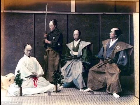Võ sĩ Samurai mổ bụng tự sát được gọi là Seppuku, thường diễn ra theo nghi lễ riêng. Theo luật của các Samurai, mổ bụng tự sát là cách giúp các chiến binh tránh rơi vào tay quân thù. Tuy nhiên, nó cũng được dùng làm hình phạt đối với các Samurai phạm tội. Những người cảm thấy hổ thẹn cũng thực hiện nghi lễ này nhằm lấy lại danh dự của bản thân.