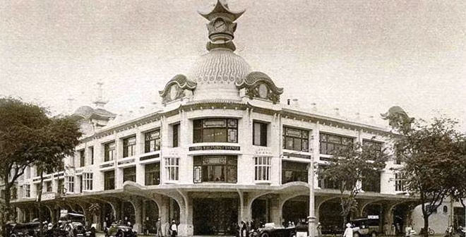 Trong khi đó, Trần Trinh Trạch (1872-1942) được xem là một trong những đồng sáng lập Ngân hàng Việt Nam năm 1927, ngân hàng đầu tiên do chính người Việt sáng lập và điều hành, trụ sở đặt tại Sài Gòn.
