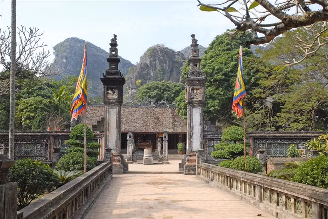 Sau khi vua Lê Đại Hành qua đời năm 1005, con trai Lê Long Việt (Lê Trung Tông) nối ngôi. Lê Trung Tông mới chỉ làm vua được 3 ngày thì bị em trai Lê Long Đĩnh (Lê Ngọa Triều) sát hại.