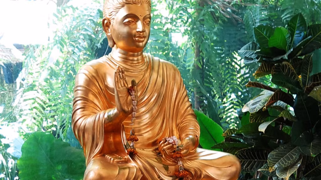  Đây là quán cà phê có không gian mở, trang trí với cây xanh, ao cá, tượng Phật, nội thất hiện đại cùng danh sách đồ ăn, thức uống không giống nơi đâu. 