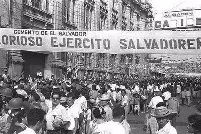 Trận bóng đá năm 1969 là nguyên nhân trực tiếp và sâu xa, bắt nguồn từ tranh chấp chủ quyền biên giới và căng thẳng về vấn đề dân nhập cư của 2 nước. Năm 1969, khoảng 300.000 người El Salvador vượt biên qua vịnh Fonseca (vùng tranh chấp giữa hai nước), nhập cư bất hợp pháp vào Honduras, khiến căng thẳng giữa hai nước leo thang. Tổng thống Honduras ra lệnh trục xuất nhiều người El Salvador. Trong bối cảnh đó, trận đấu bóng đá giữa hai nước là giọt nước làm tràn ly, dẫn đến xung đột vũ trang.