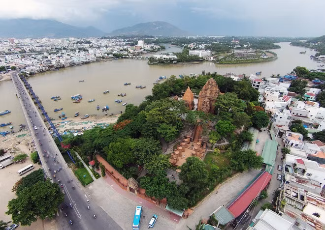 Tháp Bà, hay Tháp Bà Ponagar, nằm sát tả ngạn sông Cái, là một trong những điểm đến nổi tiếng bậc nhất Nha Trang. Khu đền tháp Chăm tương đối nguyên vẹn này sớm được công nhận di tích quốc gia từ năm 1979.