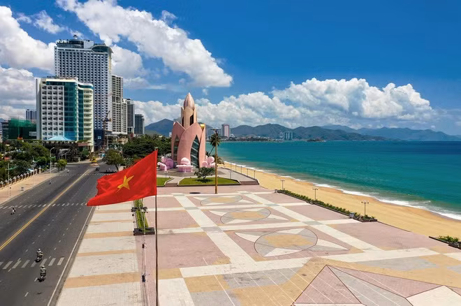 Quảng trường 2/4 nằm ở trung tâm TP Nha Trang, một bên là tuyến đường Trần Phú sầm uất, một bên hướng tầm nhìn ra toàn cảnh vịnh Nha Trang. Tại khu vực quảng trường còn có tháp Trầm Hương với kiến trúc tạo hình lõi trầm độc đáo, mang tính biểu tượng.