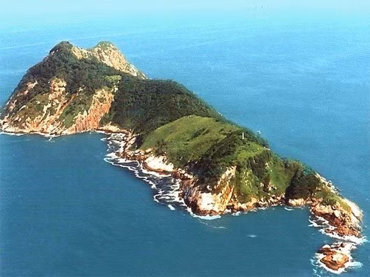 Đảo rắn tại Brazil sở hữu vẻ đẹp tựa thiên đường, có gần 400.000 con rắn độc cư ngụ. Hòn đảo này có tên Ilha da Queimada Grande, được xem là địa điểm du lịch kinh khủng nhất thế giới. Nó còn được biết đến với biệt danh " đảo chết".