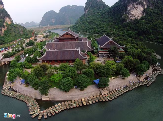 Sau khi lên ngôi, Đinh Bộ Lĩnh tự xưng đế hiệu Đại Thắng Minh Hoàng Đế, lập nhà nước mới, dựng 2 ban văn - võ, đặt quốc hiệu Đại Cồ Việt, đóng đô tại Hoa Lư (Ninh Bình).