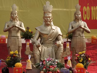 Theo truyền thuyết, Hùng Vương là con trai của Lạc Long Quân và Âu Cơ. Hùng Vương chính là vị vua lập nên nước Văn Lang.