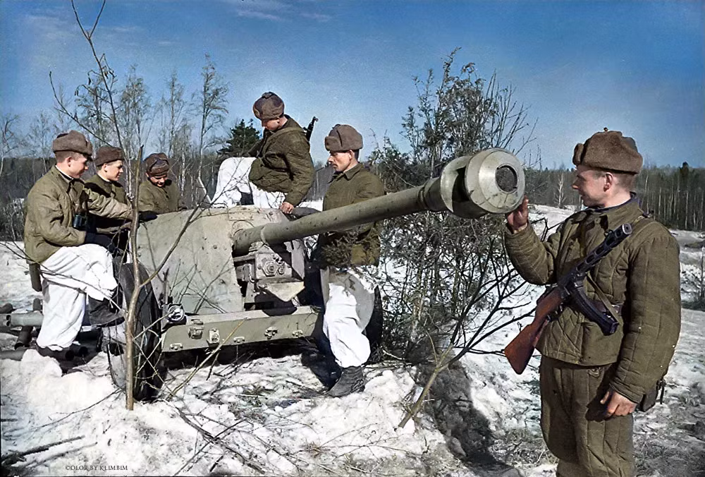 Hồng quân Liên Xô xem súng chống tăng của quân đội Hitler do các chiến sĩ trinh sát mang về, năm 1944. Mời quý độc giả xem video: Châu Á kỷ niệm ngày kết thúc Chiến tranh Thế giới 2.