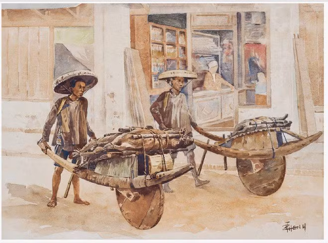 Những người đẩy xe cút kít với bánh gỗ chở những chú lợn đã bị trói gô lại; xe cút kít, hay xe tay bánh gỗ là một phương tiện vận chuyển cầm tay quen thuộc dạo xưa và đã có mặt trong nhiều bưu ảnh về Đông Dương thời Pháp thuộc.
