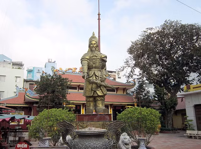 Trong buổi đầu, con cháu nhà Trần đều được đặt theo tên các loài cá như: Trần Lý (cá chép), Trần Thừa (cá Dưa), Trần Liễu (cá Leo), Trần Thị Dung (cá Ngừ)… Sở dĩ có điều này là bởi tổ tiên của nhà Trần vốn làm nghề đánh cá nên họ đặt tên con cháu theo các loài cá.