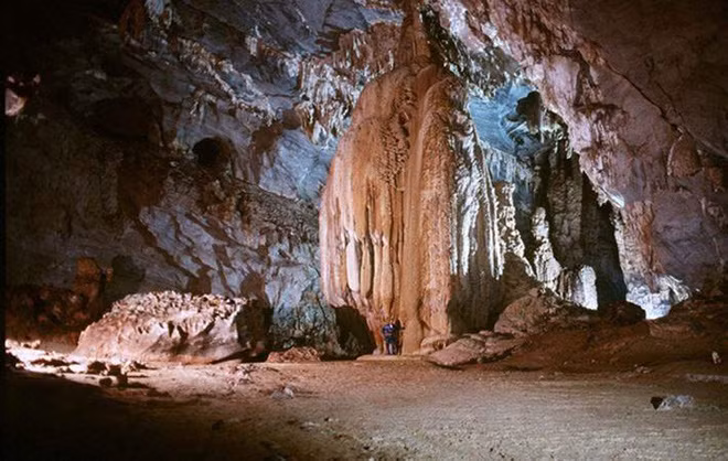 Hang động nổi tiếng của tỉnh Điện Biên là Động Pa Thơm nằm ở phía Tây huyện Điện Biên, cách trung tâm thành phố Điện Biên Phủ hơn 30 km, thuộc địa phận 2 xã Na Ư và Pa Thơm. Danh lam thắng cảnh cấp quốc gia động Pa Thơm hay còn có tên gọi khác như Thẩm Nang Lai (hang nhiều nàng), động Tiên Hoa. Nơi đây được Bộ Văn hóa, Thể Thao và Du lịch đánh giá là điểm du lịch sinh thái hấp dẫn, hiếm có ở tỉnh Điện Biên. 