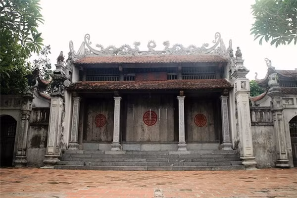 Chùa Bà Đanh ở huyện Kim Bảng, tỉnh Hà Nam ngày nay. Ngôi chùa ở trên núi cao, đường đi lại khó khăn, nên trước đây ít người ghé tới. Chính vì lý do này, có thành ngữ “vắng như chùa Bà Đanh”.