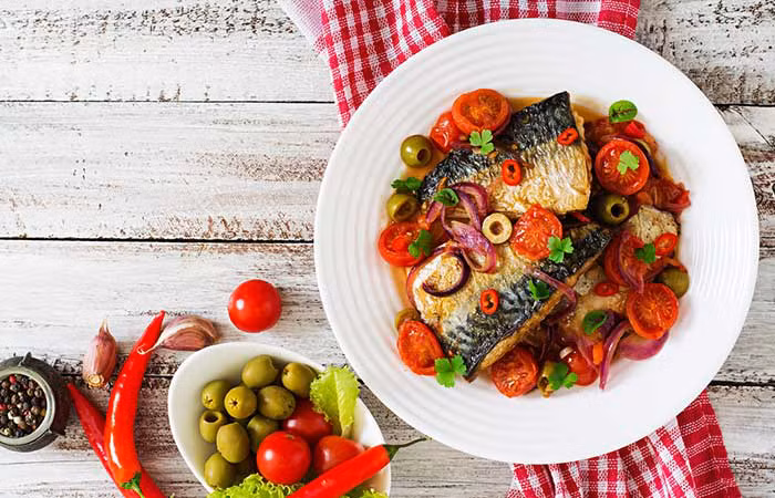 Cá thu là loại cá có chứa hàm lượng omega-3 cân bằng, vừa đủ để tốt cho sức khỏe, kích thích đốt cháy mỡ thừa. Mỗi suất cá thu khoảng 100 gram là lý tưởng cho khẩu phần ăn của 1 người. Người Việt đã quen với những món như cá thu kho, cá thu sốt cà chua, nhưng thực ra cá thu cũng có thể ăn tươi sống như món sashimi, ăn kèm với xì dầu, mù tạt và rong biển.