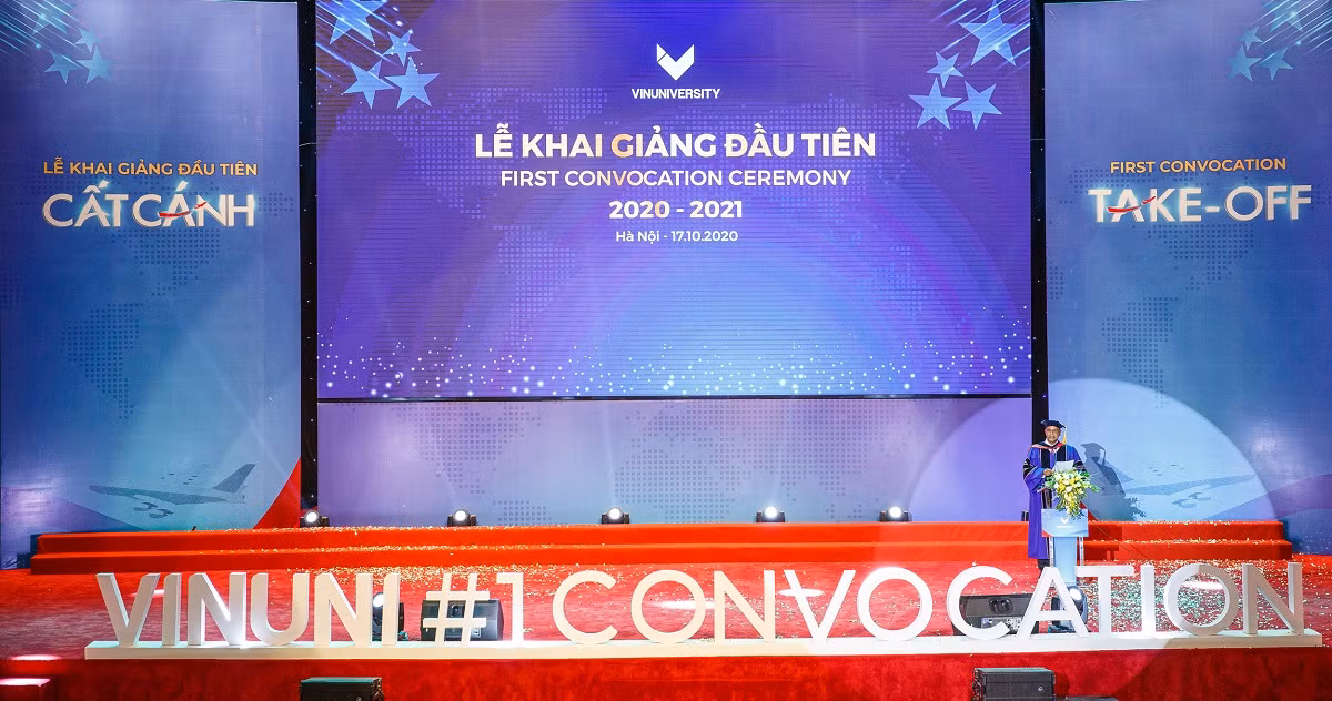 “VinUni có 5 đầu vào để xây dựng Đại học tinh hoa và phấn đấu vào top 50 trường Đại học trẻ tốt nhất thế giới. Một là quy trình tuyển sinh đa chiều, toàn diện; hai là tuyển chọn giảng viên tài năng, hợp tác chặt với các trường đại học tốt nhất thế giới; ba là chương trình giảng dạy tiên tiến dựa trên các tiêu chuẩn kiểm định quốc tế; bốn là cơ sở vật chất hoàn hảo chất lượng 5 sao. Và cuối cùng, hết sức quan trọng là sự đảm bảo tài chính và cam kết hỗ trợ dài hạn từ Vingroup” - GS.TS Rohit Verma, Hiệu trưởng trường Đại học VinUni nhấn mạnh.