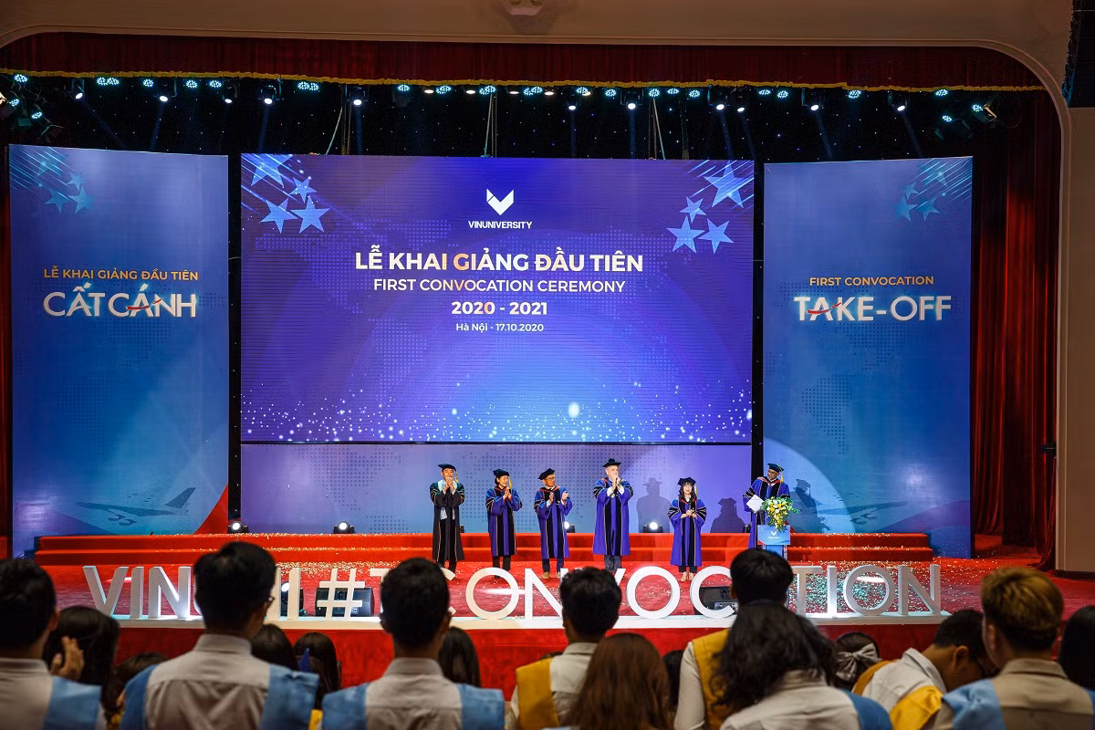 Trong đó, QS đánh giá cao cam kết của VinUni trong việc phát triển học thuật. 100% giảng viên tham gia lớp huấn luyện bắt buộc chuẩn hóa phương pháp sư phạm tích cực; mỗi sinh viên có một cố vấn học tập trong suốt quá trình học tập tại trường. QS cũng gắn 5 sao cho cơ sở vật chất của VinUni gồm hệ thống giảng đường, lớp học, sân vận động, ký túc xá, thư viện, khu gym và bể bơi, chăm sóc sức khỏe….