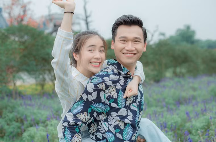 Vào vai một cặp tình nhân trong phim "Nhà trọ Balanha", Trần Vân và Xuân Nghị dính nghi vấn phim giả tình thật.