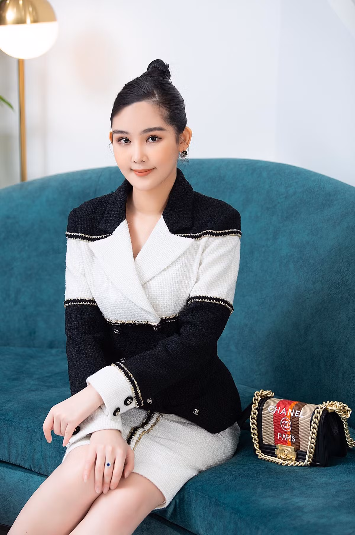 "Cảm ơn gia đình, những người cộng sự, những người thân thương đồng hành bên cạnh đã cho tôi cơ hội, tiếp thêm tinh thần, sức mạnh để tôi trở thành một phiên bản tốt đẹp và vững vàng hơn mỗi ngày!", nàng hậu bày tỏ.